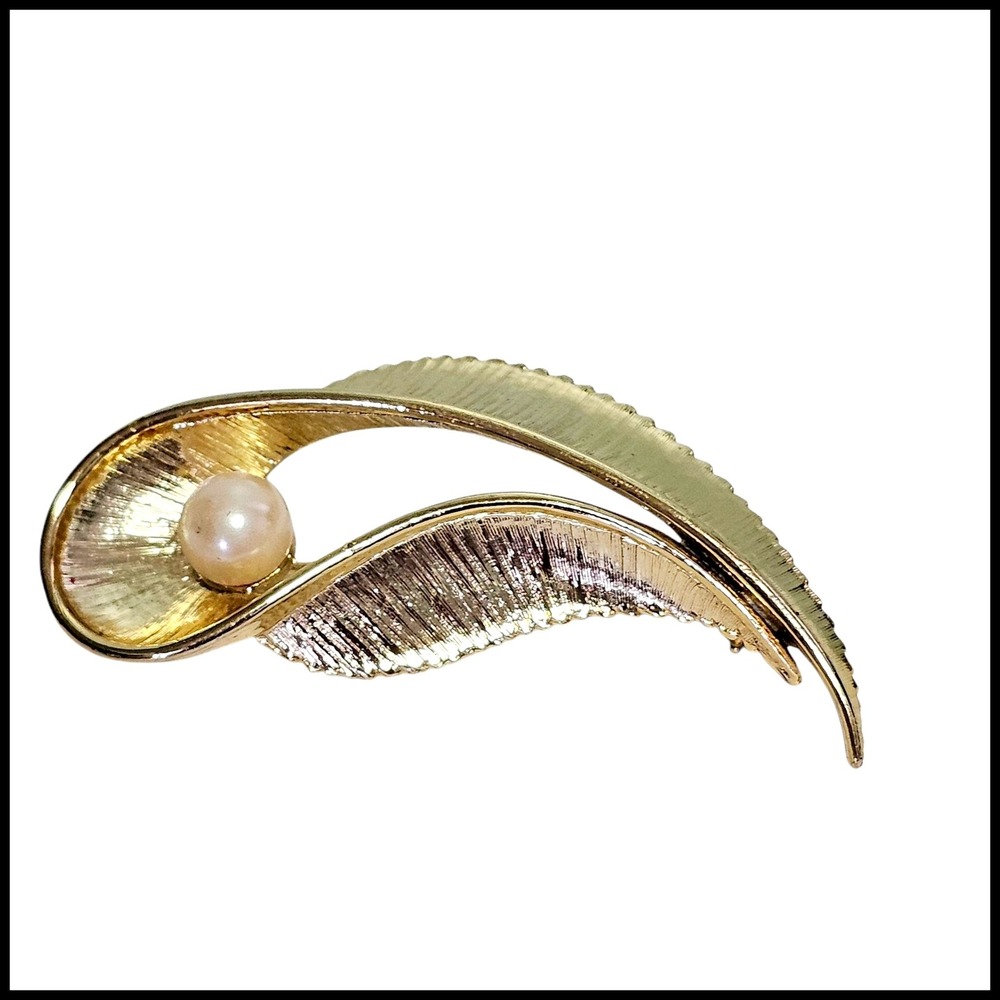 Vintage Gold Tone Brooch Faux Pearl‎ Accent Elegant Leaf Design